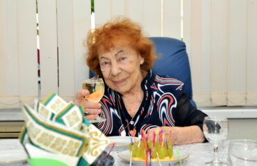 Валерию Тихомирову поздравили с 95-летием. Валерию Тихомирову поздравили с 95-летием.